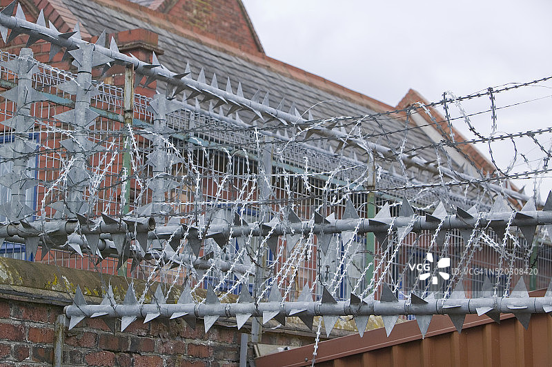 英格兰学校周围的带刺铁丝网图片素材