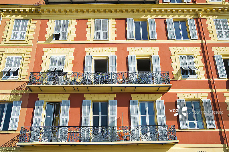 尼斯公寓楼上的锻铁阳台栏杆图片素材