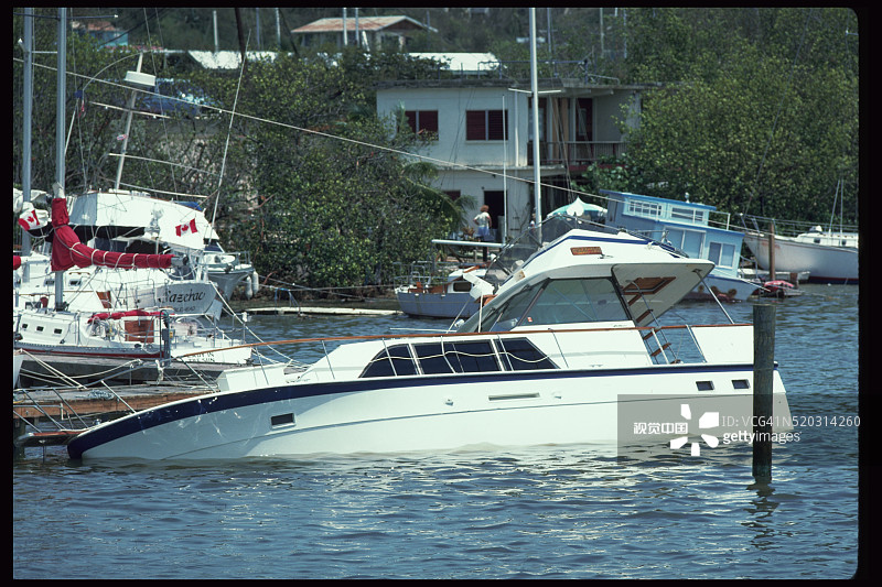 飓风雨果过后沉没的船只图片素材
