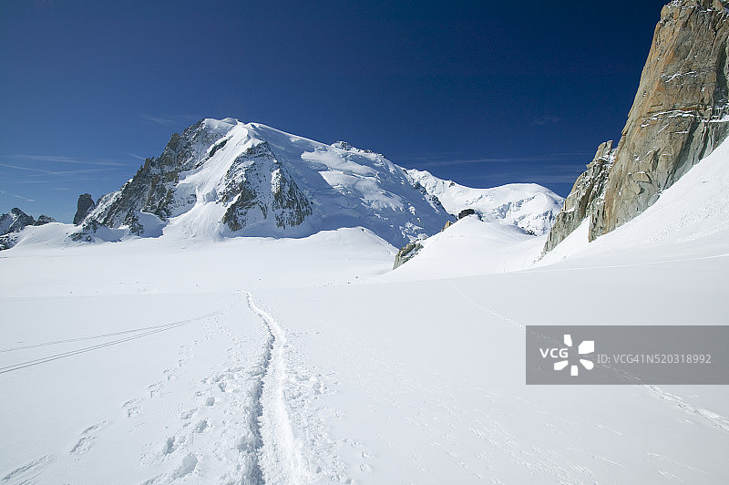 勃朗峰山谷的滑雪轨迹图片素材