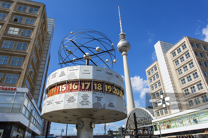 柏林亚历山大广场的世界钟和电视塔图片素材