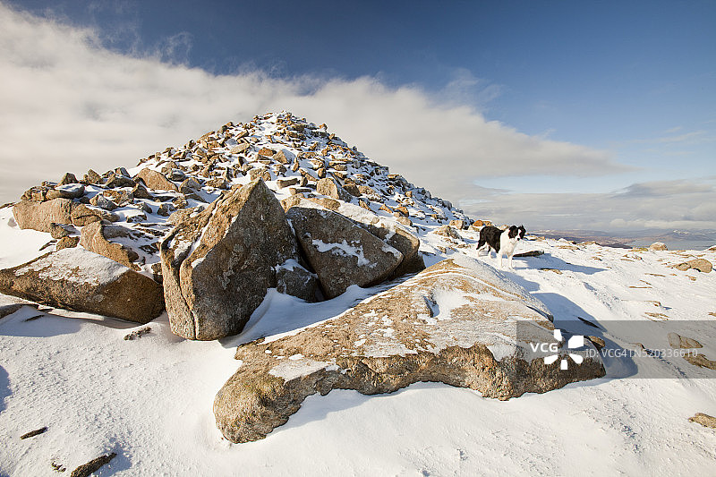 苏格兰斯凯岛布罗德福德后方，Beinn na Caillich山顶的石堆图片素材