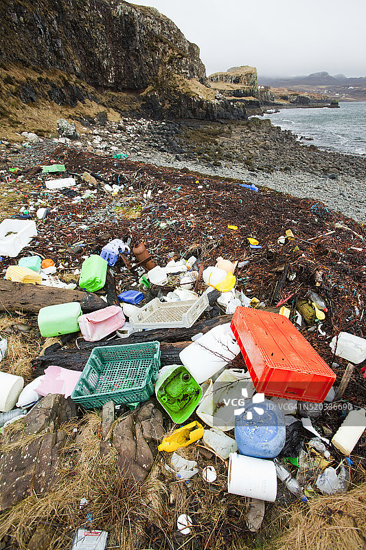 英国斯凯岛Ardtreck海湾岸边的塑料垃圾图片素材