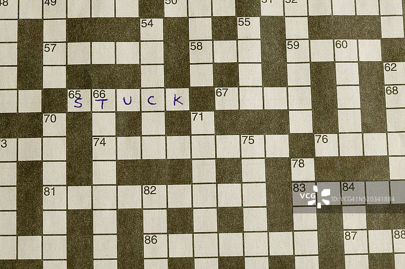 写在填字游戏上的“卡住”图片素材