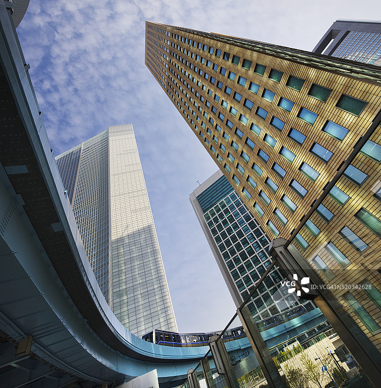 汐留摩天大楼之间的通勤列车图片素材