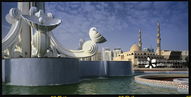 费萨尔国王清真寺和联合广场的喷泉图片素材