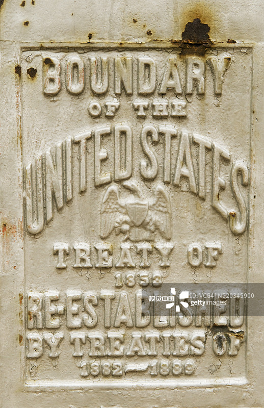 美国与墨西哥边境标志，位于奥泰山荒野图片素材