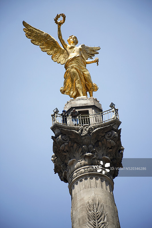 墨西哥城独立纪念柱上的天使雕像图片素材