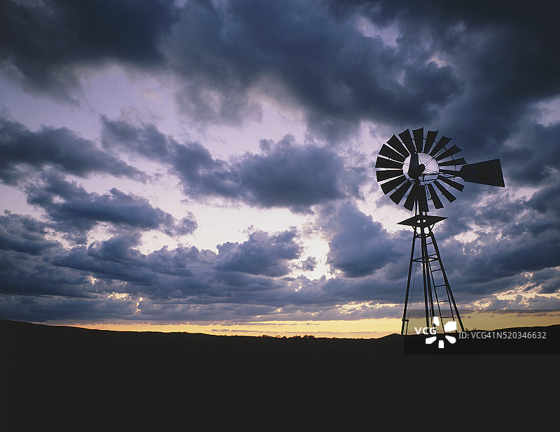 碎云下的风车剪影图片素材