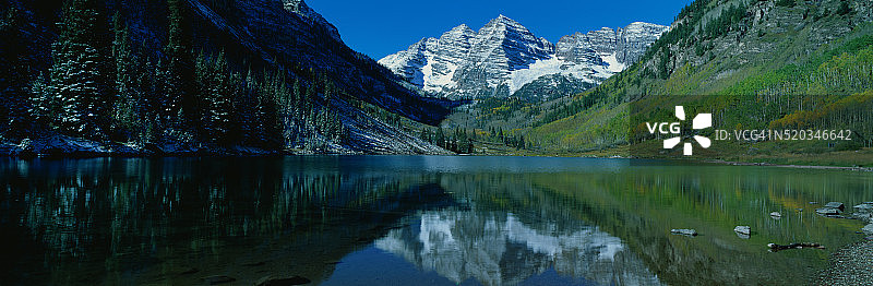 栗色钟和栗色湖图片素材