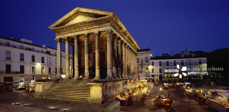 夜幕下的尼姆方形神殿图片素材