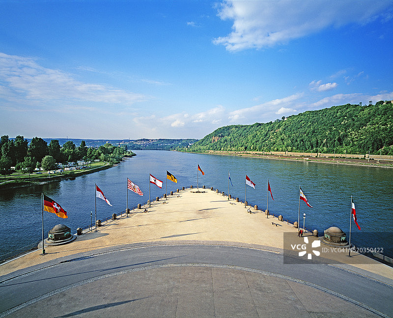 两河交汇图片素材