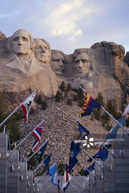拉什莫尔山的旗帜图片素材