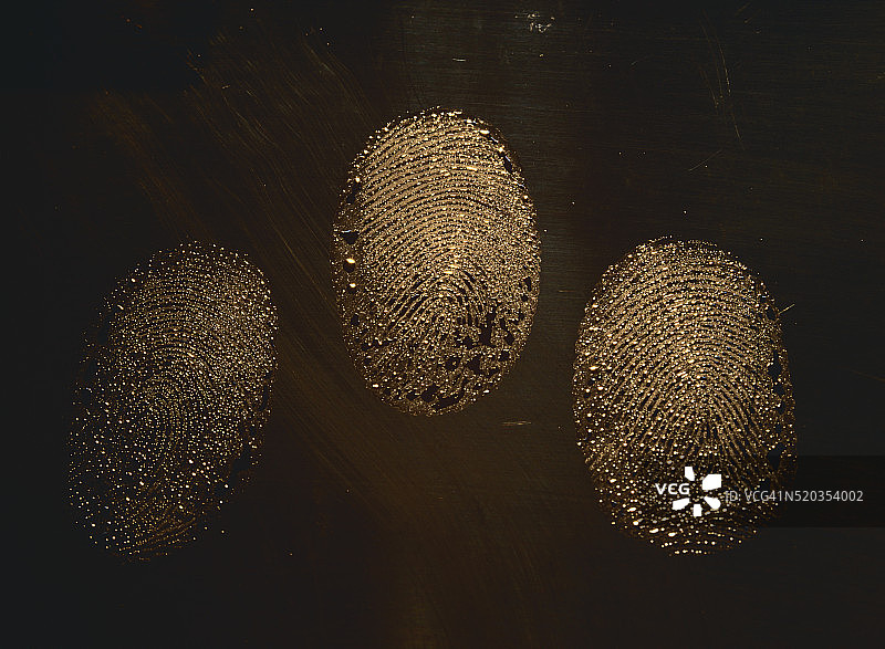 深色背景上的三个指纹图片素材