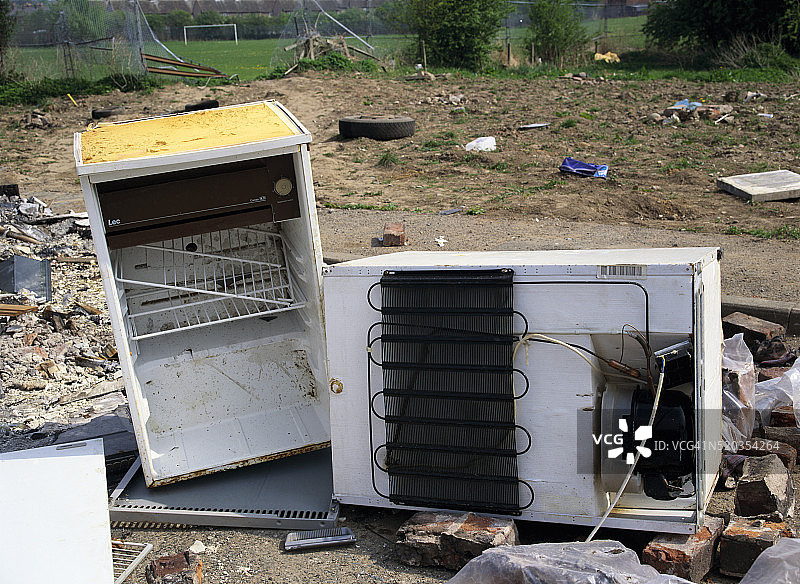 莱佛士庄园里废弃的冰箱图片素材
