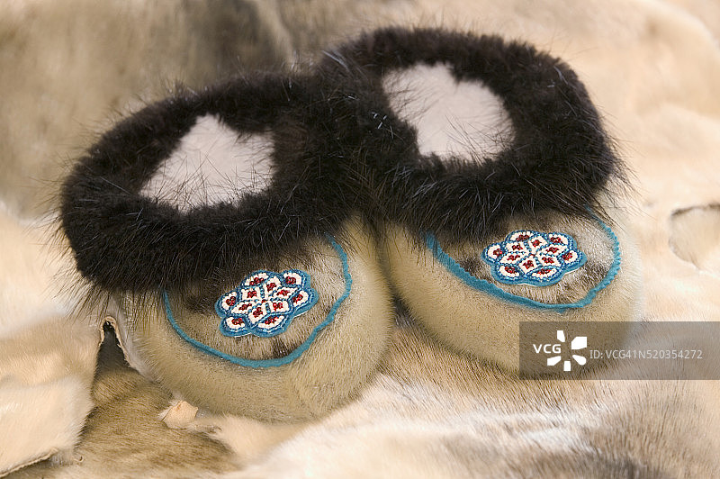 来自什什马廖夫制革厂的串珠海豹皮软鞋图片素材