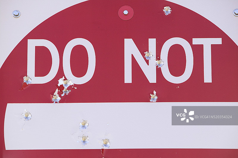 禁止入内标志牌上的弹孔图片素材