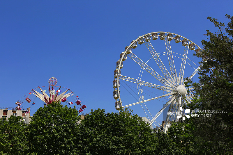 巴黎杜乐丽花园的摩天轮和游乐园设施图片素材