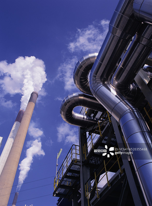 发电厂的烟囱和管道图片素材
