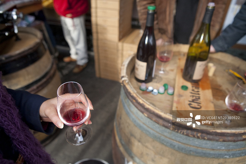 巴黎阿尔热葡萄酒商店的博若莱新酒派对图片素材