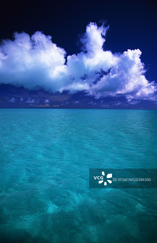 中途岛环礁海岸线图片素材