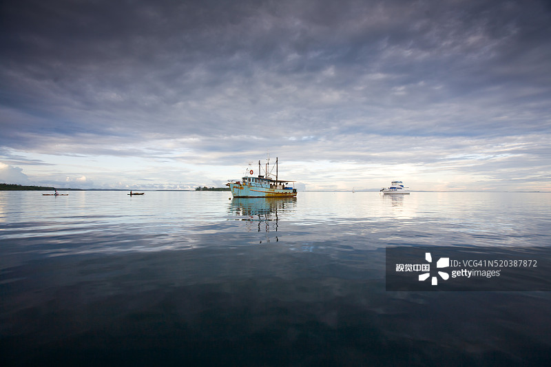 巴布亚新几内亚卡维恩：暴风雨下的船只图片素材