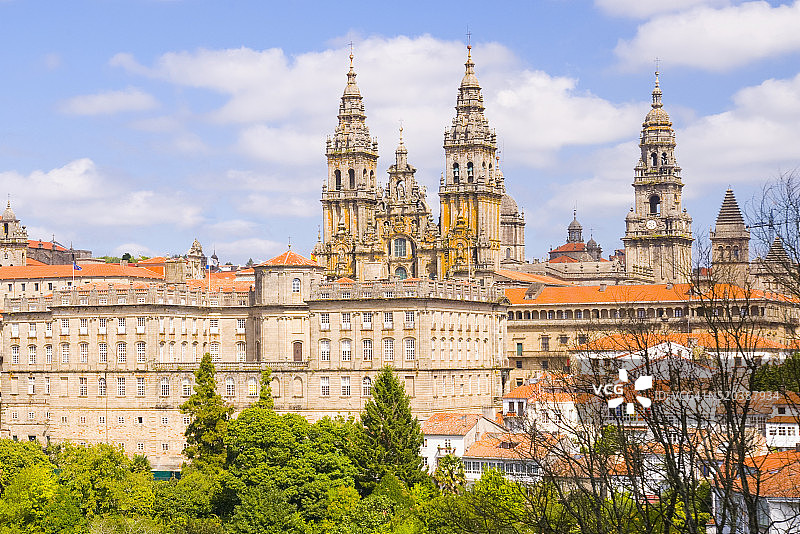 西班牙圣地亚哥-德孔波斯特拉大教堂的双塔图片素材