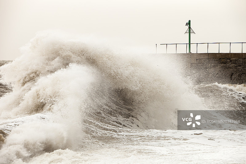 英国沃金顿哈灵顿沿海防御工事遭遇狂风巨浪图片素材