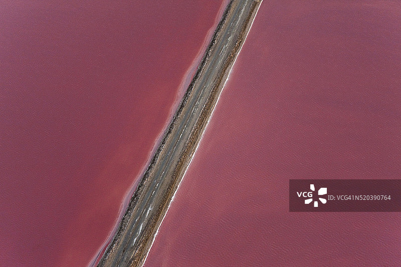 穿过盐田的道路图片素材