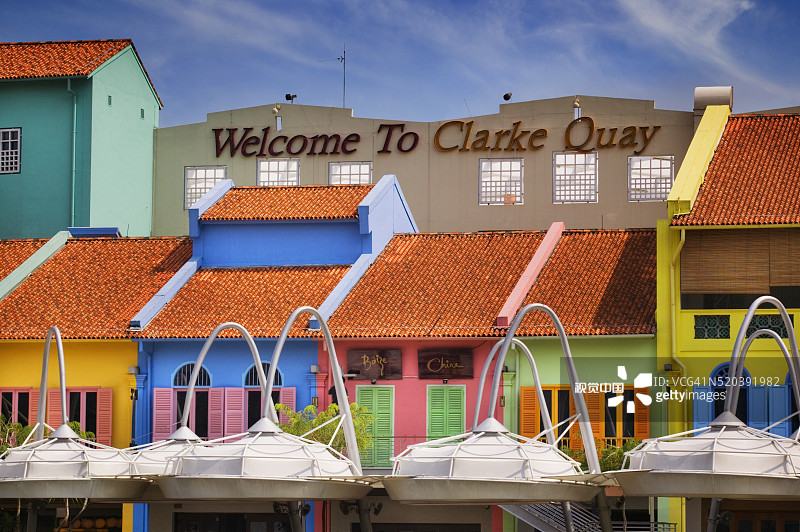 欢迎标志和彩色建筑图片素材