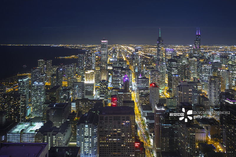 夜晚从约翰·汉考克中心看到的芝加哥天际线图片素材