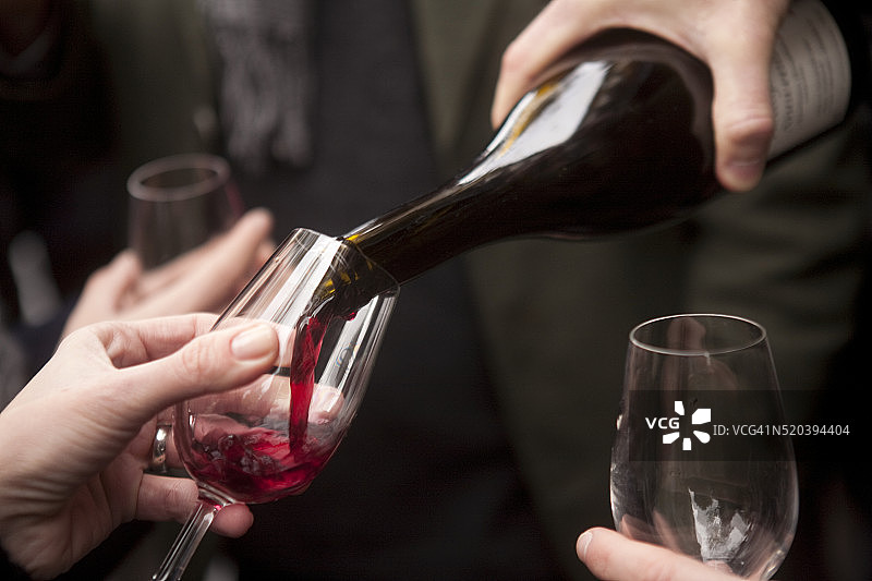 博若莱新酒节上倾倒红酒图片素材