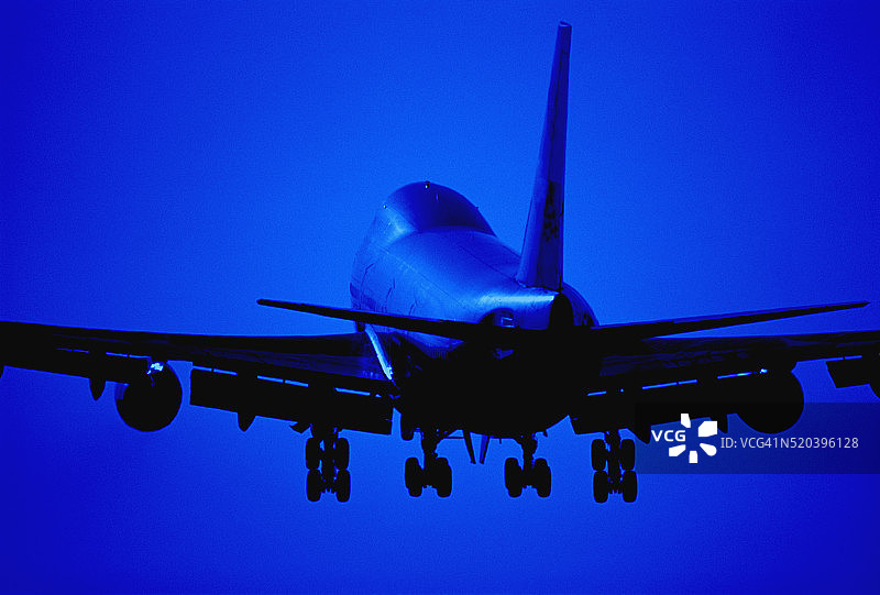 波音747-400巨型喷气式飞机着陆图片素材