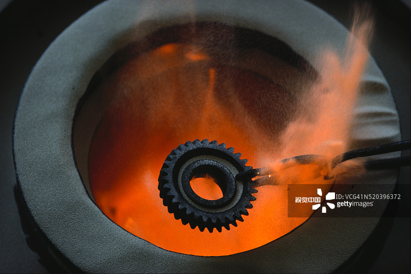 热处理中的汽车齿轮硬化图片素材