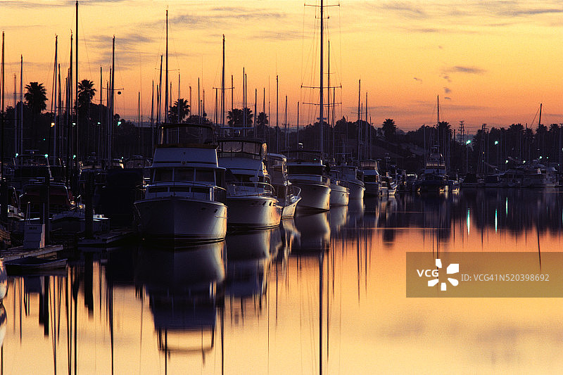 码头停泊的船只图片素材