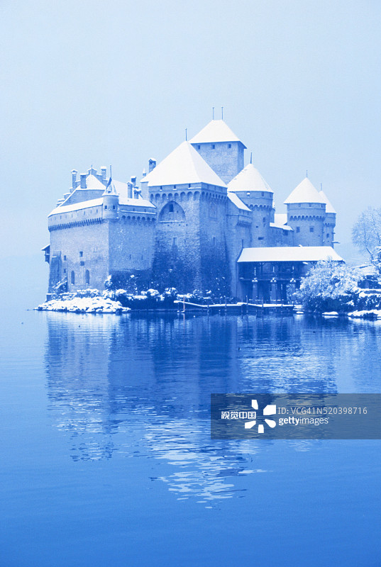 西庸城堡坐落在日内瓦湖上图片素材