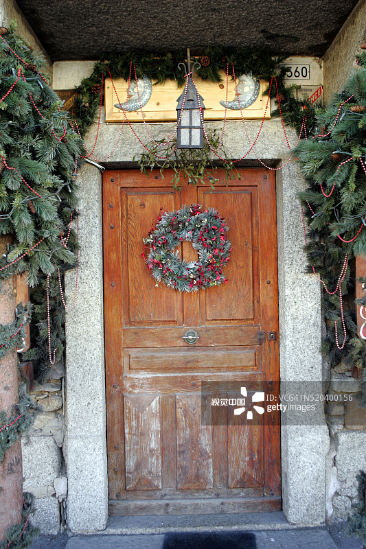 拉德米兰酒店门上的圣诞花环图片素材