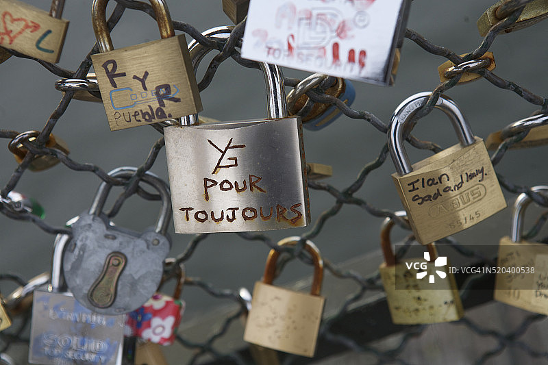 巴黎艺术桥上的爱情锁图片素材