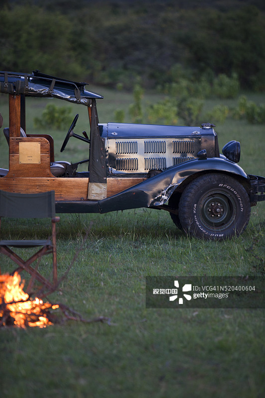 在野外营地篝火旁的经典福特汽车图片素材
