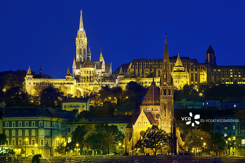 布达佩斯，夜幕下的马蒂亚斯教堂和加尔文主义教堂图片素材