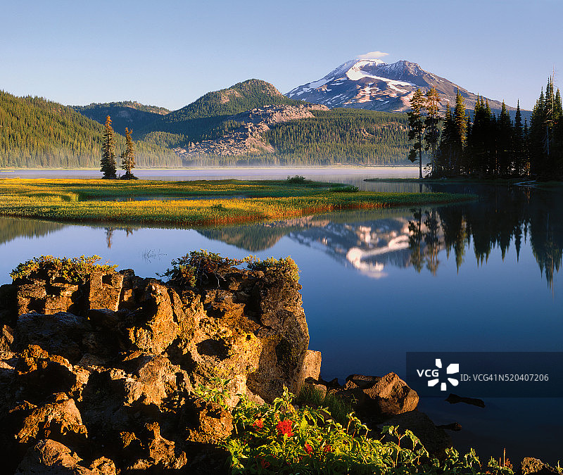 斯帕克斯湖和南姐妹峰图片素材