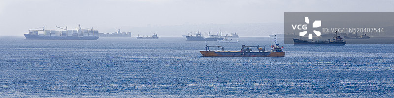 停泊在瓦尔帕莱索港外的船只图片素材