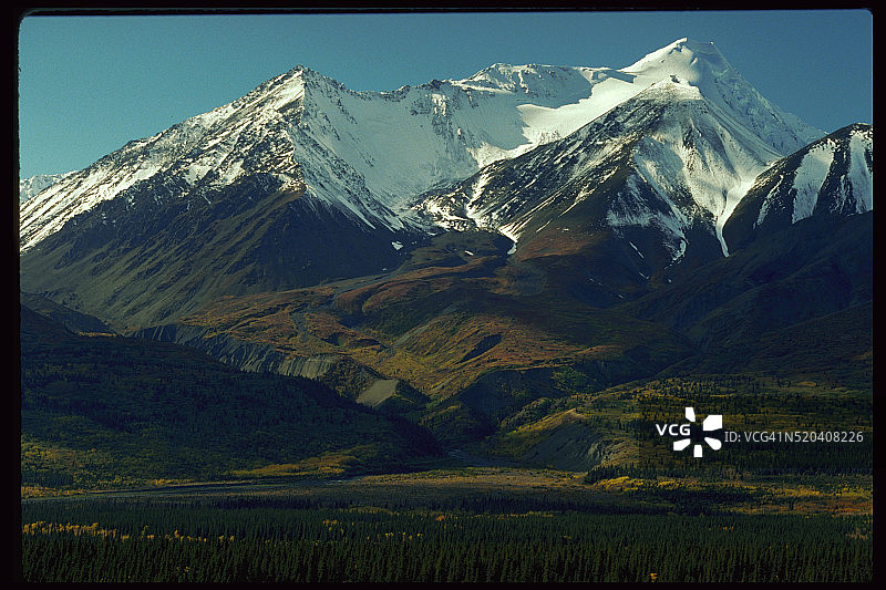 圣埃利亚斯山脉的雪峰图片素材