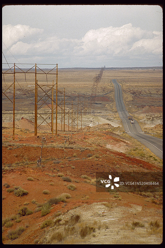 666号公路沿线的高压电线图片素材