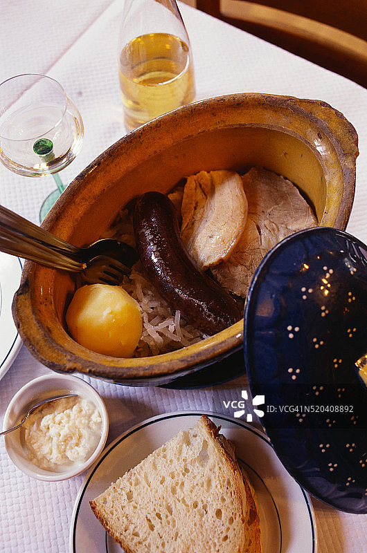 腌萝卜配猪肉和黑香肠图片素材