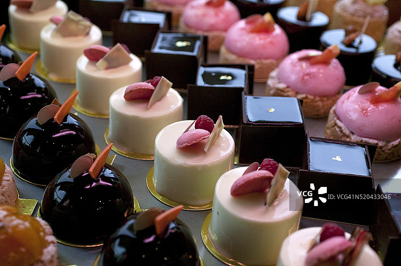 法式小蛋糕 - 巴黎面包店里的法式小糕点图片素材