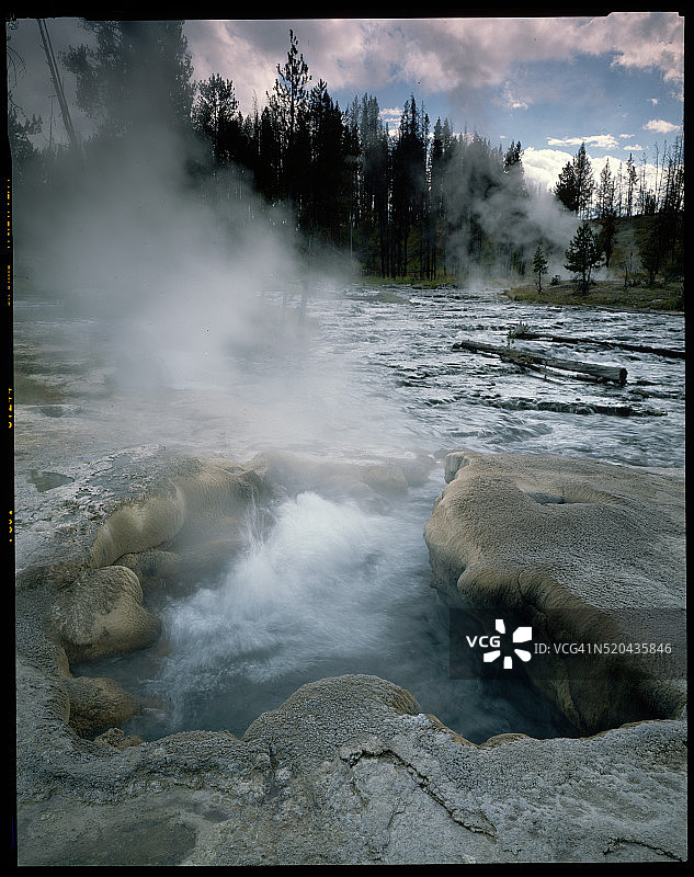 火眼河沿岸的温泉图片素材