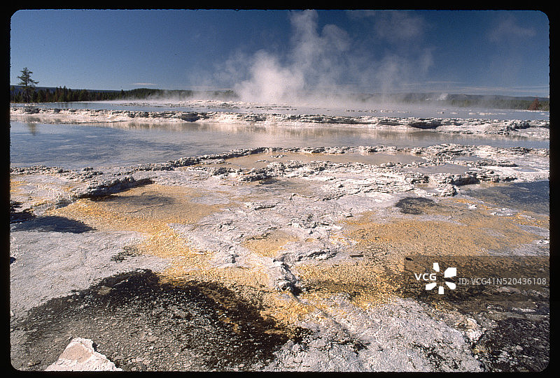 大喷泉间歇泉周围的温泉图片素材