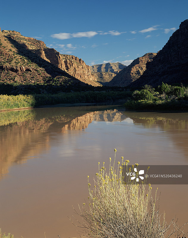 日出时荒凉峡谷中的绿河图片素材