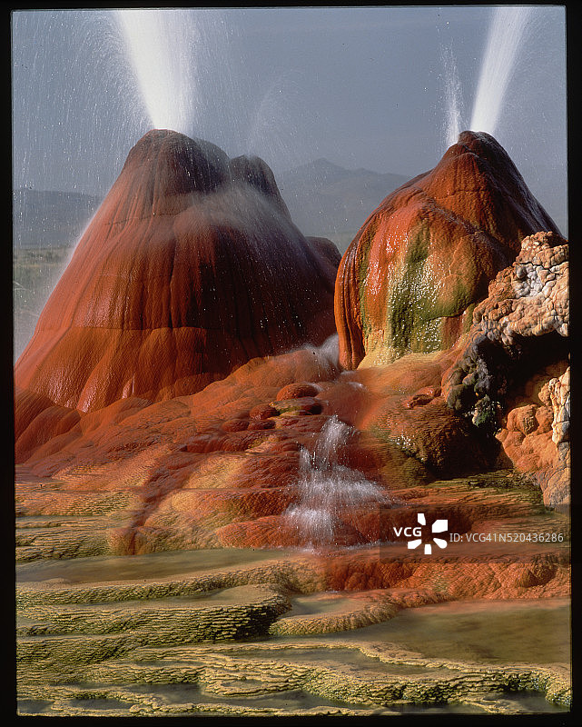 黑石沙漠中间歇泉温泉的特写图片素材